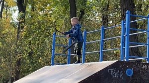 Катаюсь на самокате вместо школы ?!Трюки в скейт-парке ?!