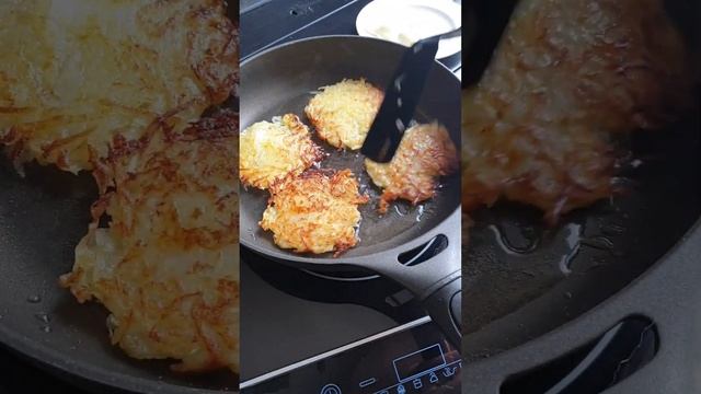 Драники со сметаной и луком -готовим очень вкусно и быстро)?