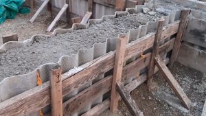 Дом с нуля. Начали снимать опалубку. Перепады высот фундамента.
