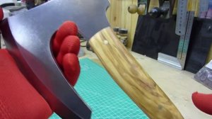 Топор, топорик.