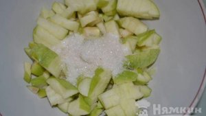 Плетенка с яблоком на дрожжевом тесте