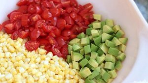 Салат с авокадо и черри