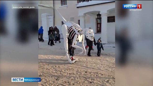 В Суздале по улице Кремлёвской прогулялся... динозавр смотреть онлайн