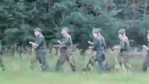 Солдаты поют песню