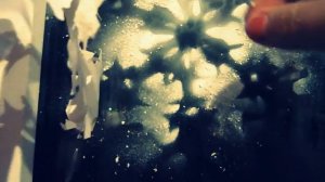 как сделать снежинки на окне из искуственного снега*