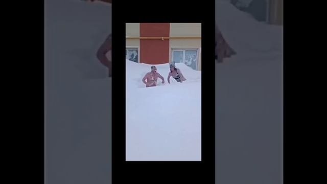 Россияне изобрели новый вид спорта - прыжки в сугроб