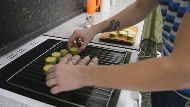 Сосиски с беконом смотреть онлайн