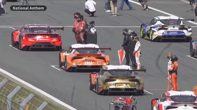 Мужик-баба исполняет гимн!)) смотреть онлайн