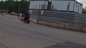 Злой МУЖИК против ПИТБАЙКЕРА !! ПОКАТУШКА на ПИТБАЙКЕ по ГОРОДУ | Сломал СКУТЕР