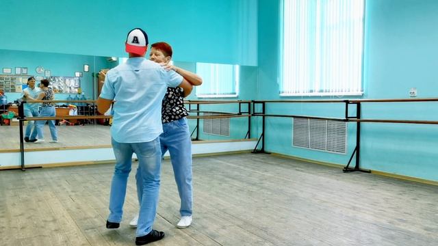 Bachata (Бачата) Взрослое поколение/танцевальные тренировки / социальные танцы / танцуем в паре