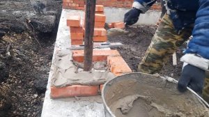 Глухой кирпичный забор. Заливка фундамента и кладка цоколя