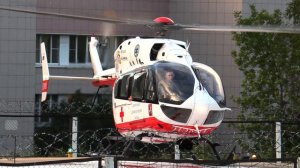 КРАСИВАЯ ВЕЧЕРНЯЯ ПОСАДКА САНИТАРНОГО ВЕРТОЛЕТА EUROCOPTER EC-145 (МАЦ)  В МОСКВЕ /HELICOPTER MOSCO