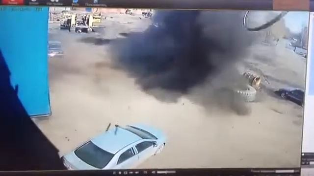 Колесо от БелАЗа раздавило иномарку. смотреть онлайн