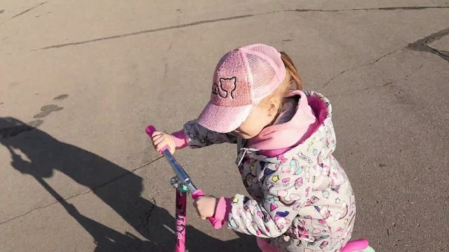Как кататься на самокате. How to ride a scooter