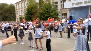 День знаний - 2018. Трогательный танец под гимн РДШ в исполнении выпускников и первоклассников