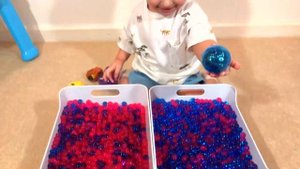 Марк играет в машинки из мультика ТАЧКИ. Спрятали игрушки в орбизе