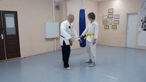 Освобождение от захвата запястья