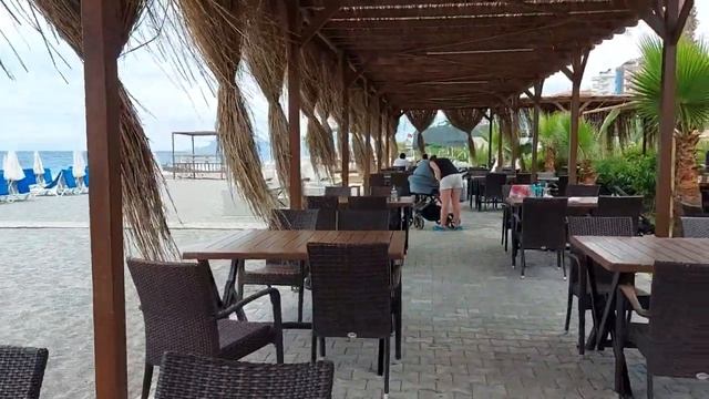 Пляжи Махмутлара, Азура Парк , подготовка к сезону который пока отложен. Туристов нет