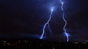 Картинка природа. Молния, Ночь, город.