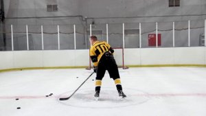 Кистевой бросок в хоккее.