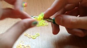 КРАСИВОЕ КОЛЬЦО БЕЗ СТАНКА И КРЮЧКА ИЗ РЕЗИНОК ВОСЬМЁРОК!!!