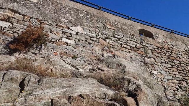 Подняться на лифте на самую верхушку чтобы потом 2 часа спускаться? Ну и зачем платила за билет??? смотреть онлайн