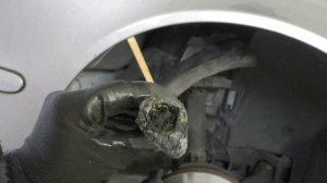 Как прочистить дренажные отверстия (жабо) на мерседес w203