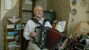 Семеновна.Палыч зажигает на гармони.