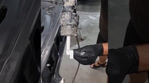 Показываю, как я наношу герметик на внутреннюю часть новой двери от автомобиля.
