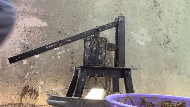 Как делать топливные брикеты без бумаги. Делаем брикеты из листьев и опилок с клеем и мылом #11 смотреть онлайн