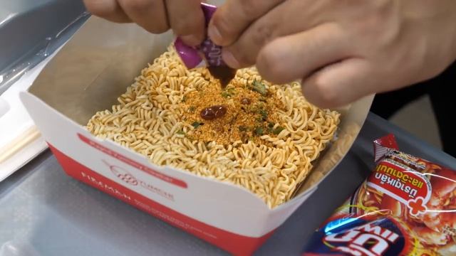 Крупнейший в мире круглосуточный магазин с лапшой быстрого приготовления с самообслуживанием! смотреть онлайн