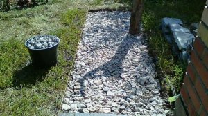 Садовая дорожка из битой плитки.Garden path of broken tiles