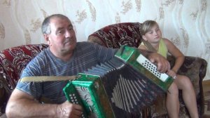 Домик стоит над рекою. Пристань у самой воды. Внучка Ксюша. Garmon. Valery Sudilovskiy.