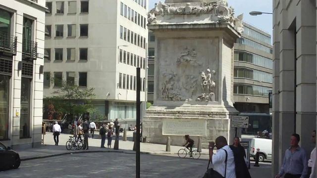 The Monument Near London Bridge... смотреть онлайн