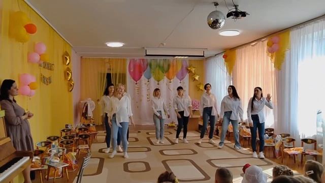 Флешмоб родителей на выпускном в детском саду. Группа № 13 "Звёздочки". смотреть онлайн