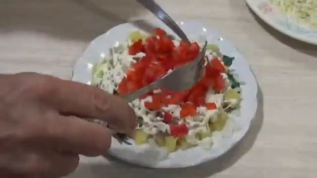 салат с корейской морковкой, селедкой и овощами