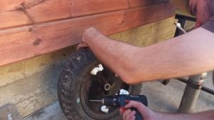 Запенил колесо монтажной пеной