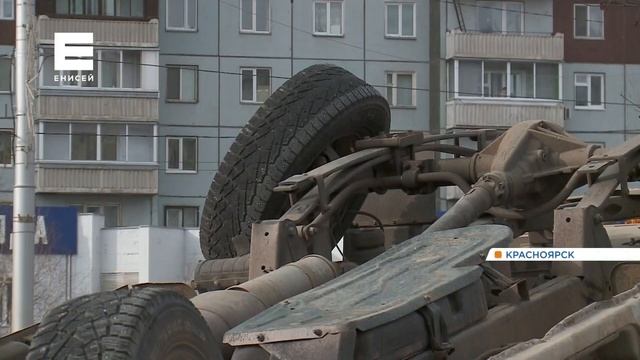 Volkswagen врезался и перевернул УАЗ на Взлетке в Красноярске смотреть онлайн