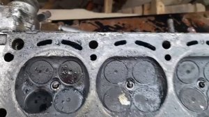 Вот как загнуло клапан на ГБЦ .This is how the valve on the cylinder head was bent.