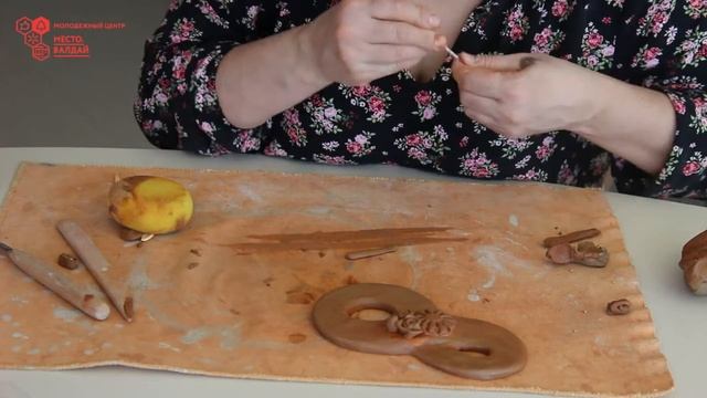 Мастер-класс «Плакетка из глины на 8 марта» смотреть онлайн