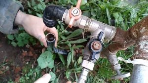Как легко слить воду из садового шланга??
