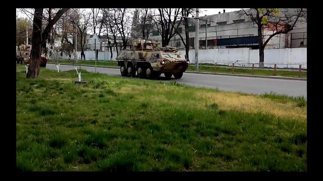 БТР-4 украинской армии в Николаеве, апрель 2014 г. смотреть онлайн