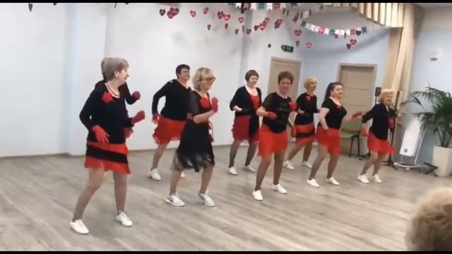 Танцевальный коллектив "Неугомонные" отжигает под музыку песни "16 тонн" в одном из клубов Москвы