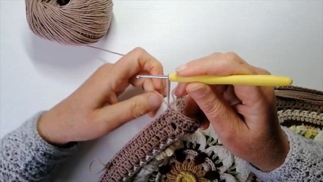 Как сшить две части вязаной крючком наволочки. Два простых способа.