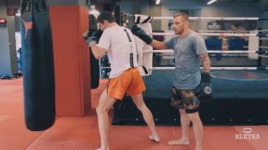 Отработка серий ударов на мешке + бой с тенью. Боксерская работа в парах для начинающих