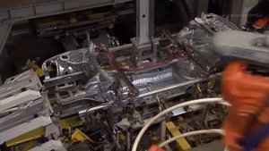 Китайское производство. Развитие от грязных цехов, до супер современных роботов.