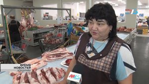 На Народной ярмарке в Волгограде торгуют фруктами, ягодами, мясом и молочной продукцией