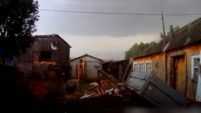 Камеры, которые оказались в самом центре торнадо, сняли то что шокировало весь мир...