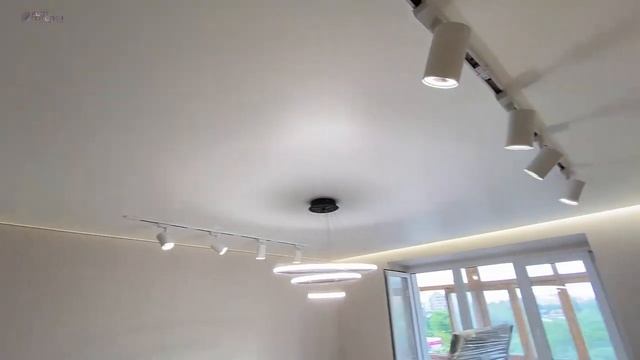 Матовый натяжной потолок с подсветкой в гостиную 15,3 м² смотреть онлайн