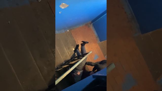 Синьки в подьезде часть 1 смотреть онлайн